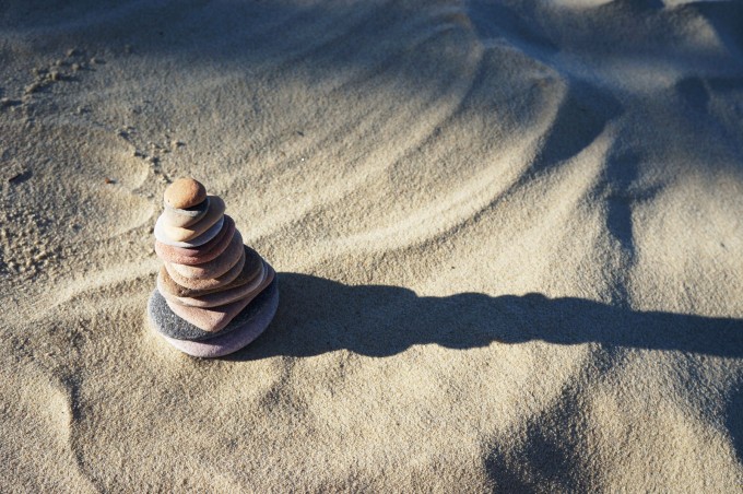 Balance_stones_sand_photorgaphy_sm-680x452