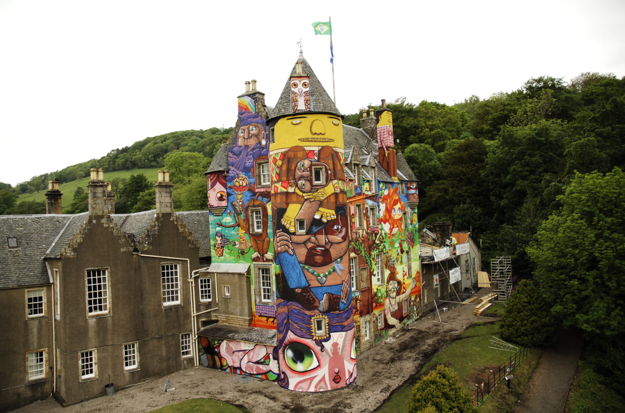 IMAGE 03 OSGEMEOS Kelburn Castle 2007