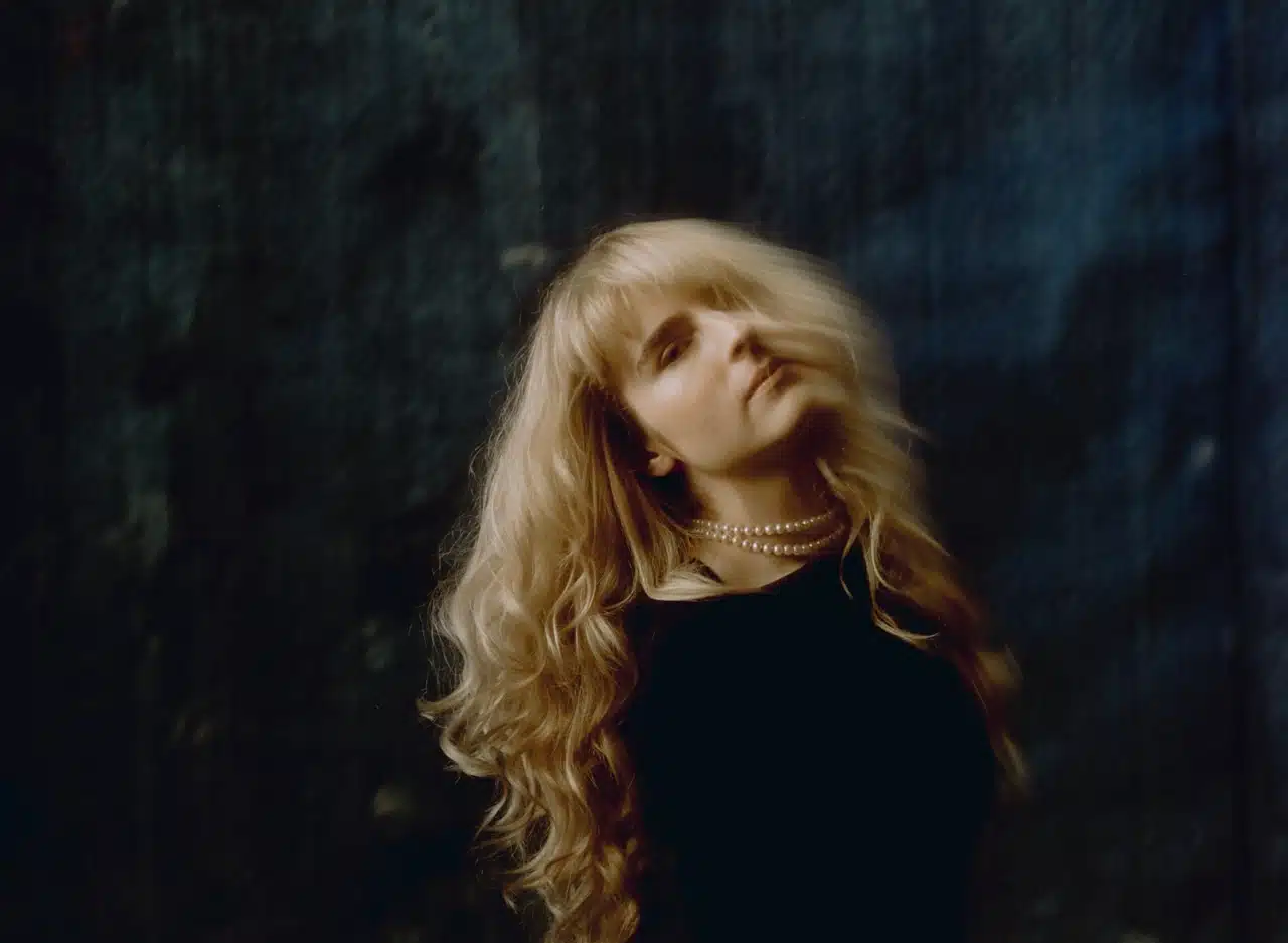 Interview with Mary Middlefield on Confronting the Past, Finding Herself, and Letting Loose in Her Next Album 6 Mary Middlefield by Harvey Pearson