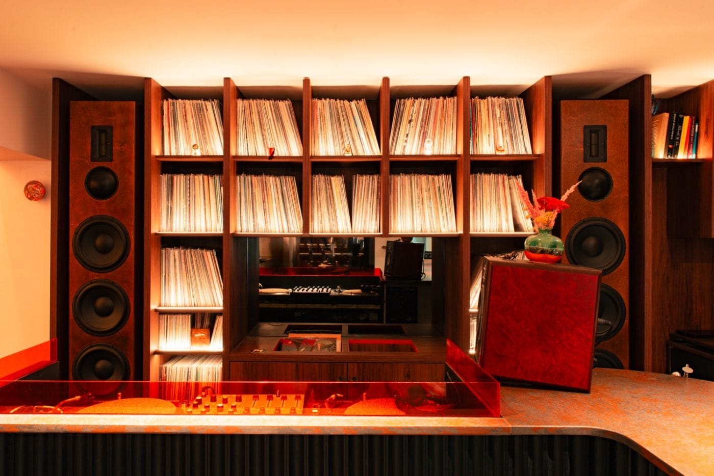 inside-mad-cats-shoreditch-s-vinyl-led-hi-fi-bar