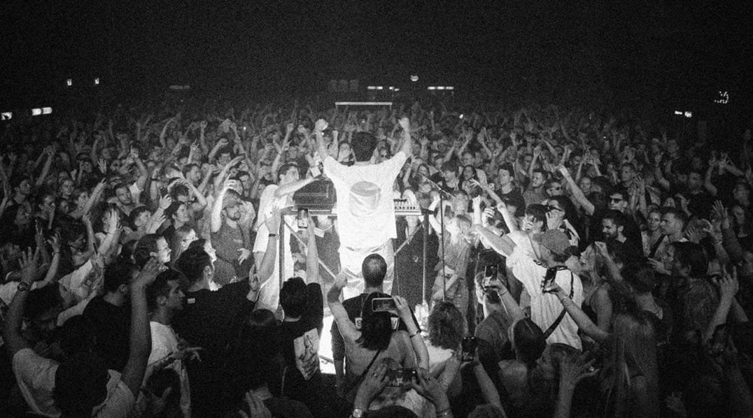 AVAION Brings His 360° Live Experience to London’s XOYO 7 AVAION performing live on a 360-degree stage surrounded by fans