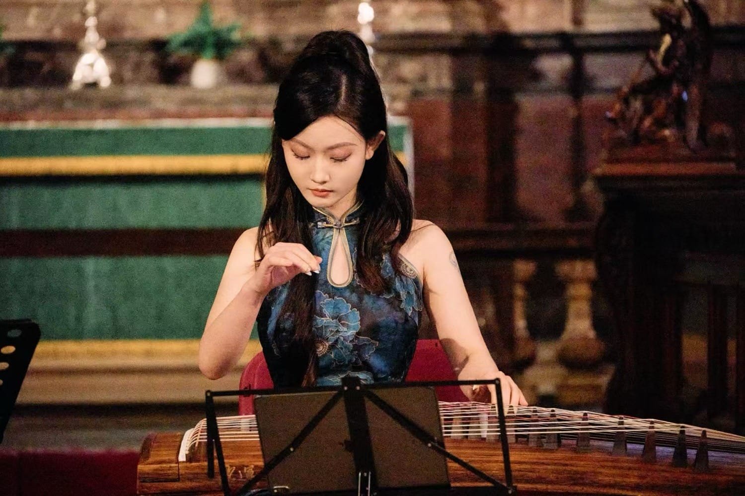 Awakening: Mengdie Ji’s Visionary Guzheng–Accordion Premiere in London 7 Close-up of Mengdie Ji’s hands during the guzheng performance of Awakening in London