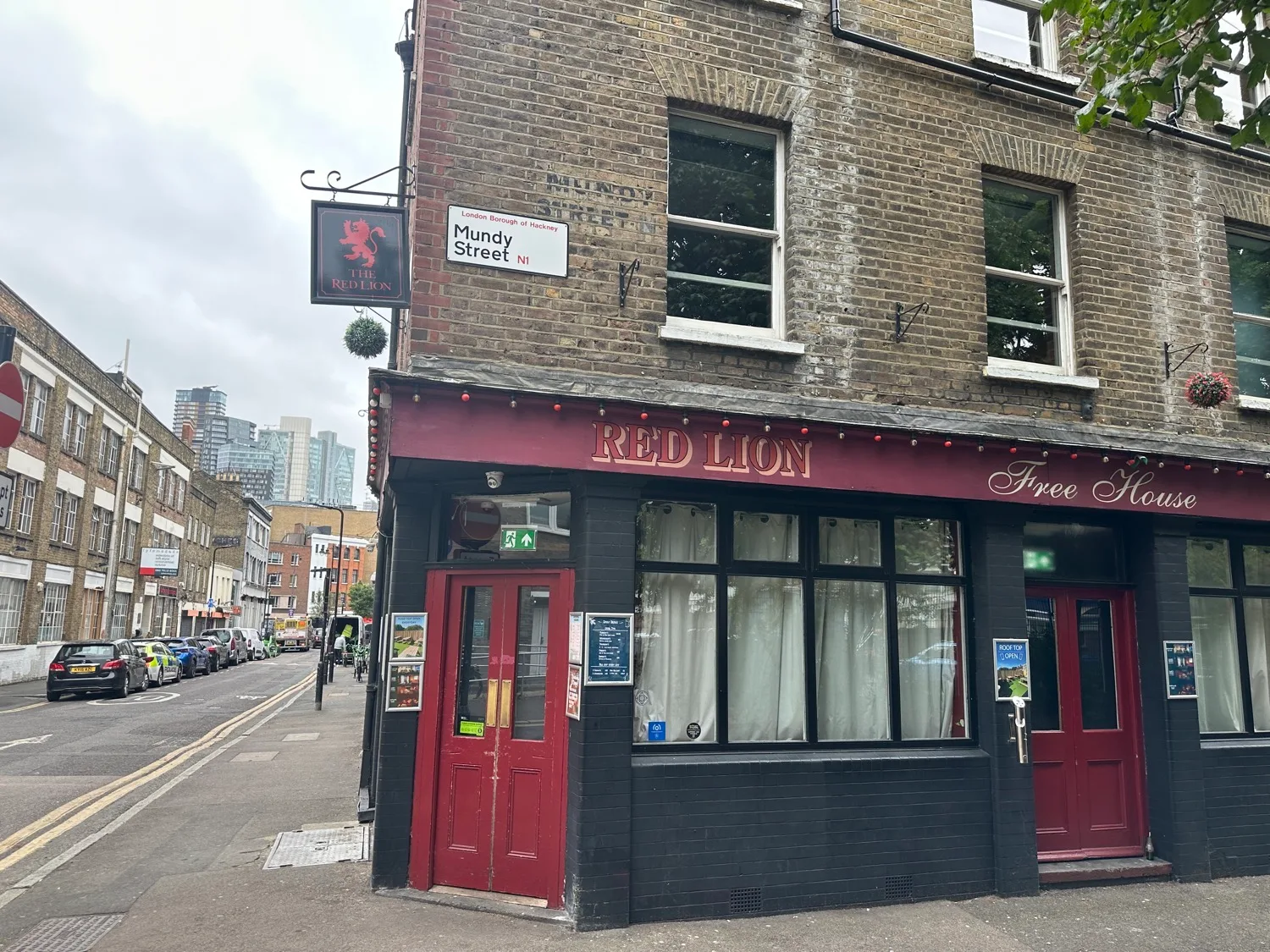 Best Places to Go Out in Shoreditch – The Ultimate Nightlife Guide 8 Historic Red Lion pub in Shoreditch with vibrant atmosphere and classic British charm, perfect for a local pint